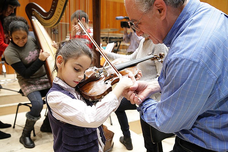 Un grupo de nios ciegos siente la msica y conoce los instrumentos gracias a profesores voluntarios de la Orquesta Sinfnica RTVE