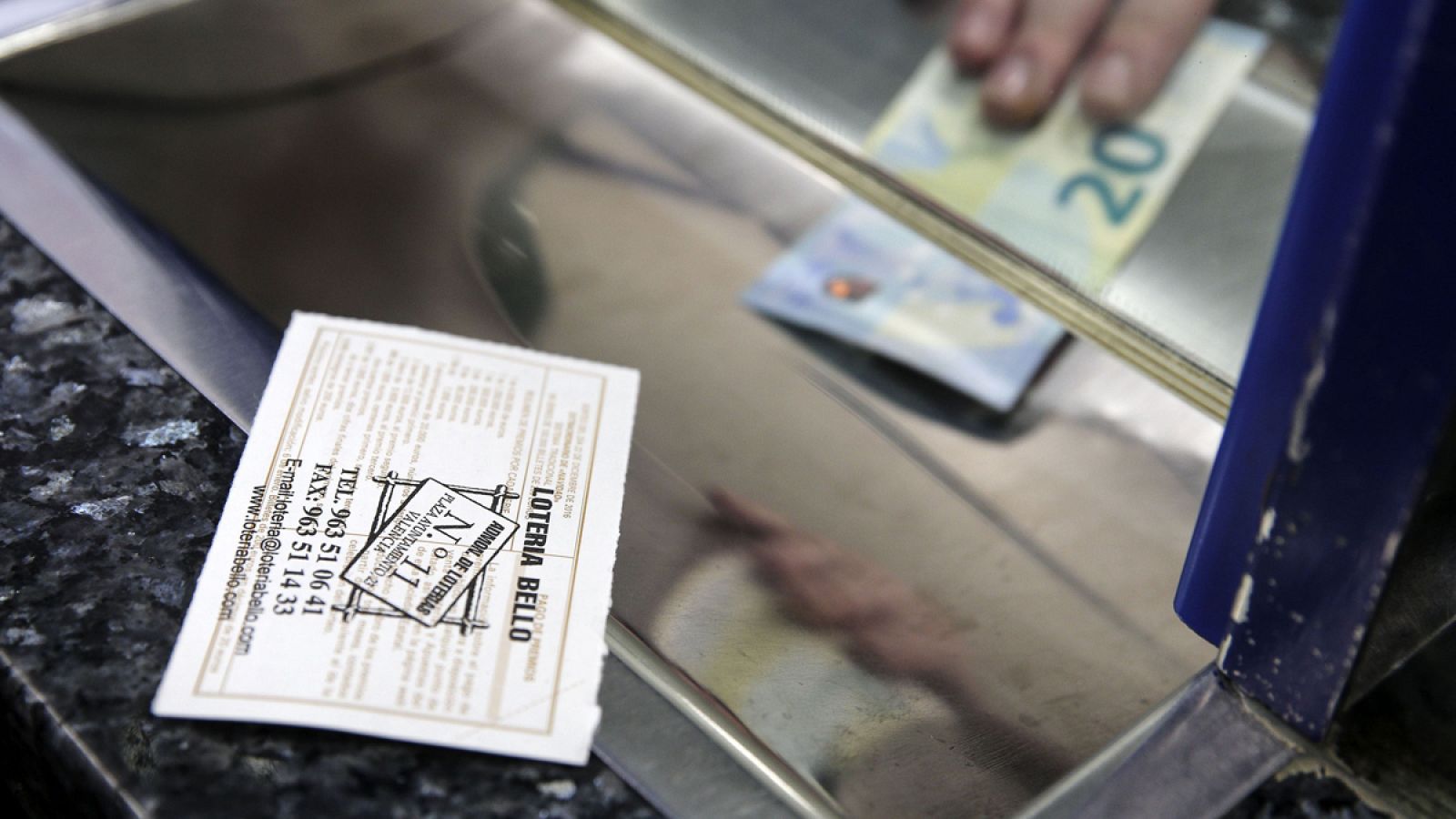 Una persona compra Lotería de Navidad en Valencia