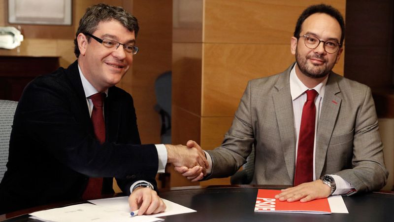 El Gobierno y el PSOE acuerdan prohibir por ley el corte de la luz a personas vulnerables