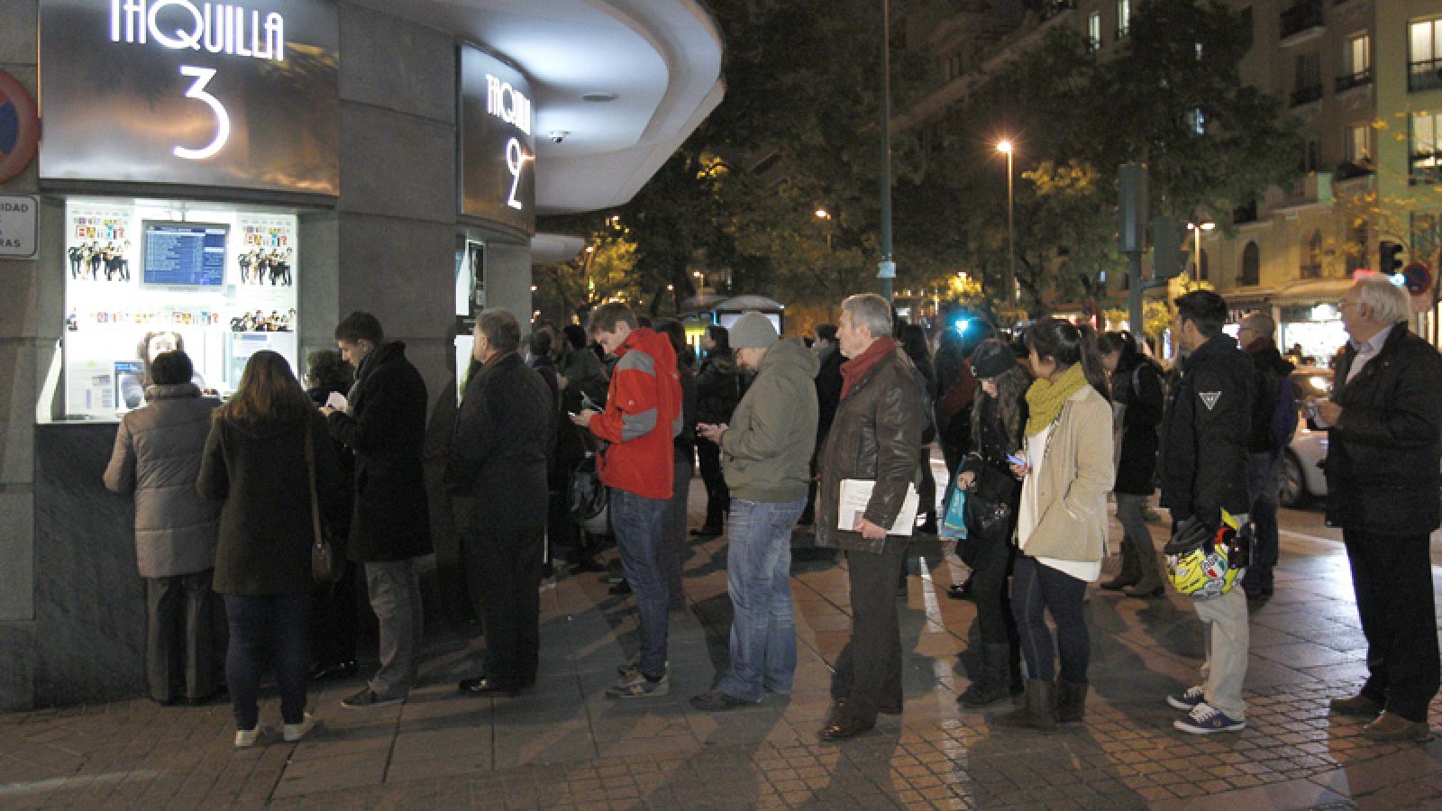 Espectadores haciendo cola en un cine de Madrid.