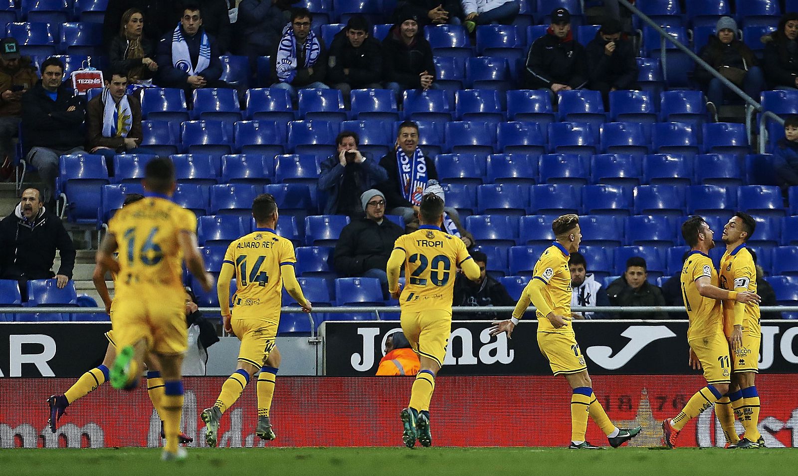 El delantero del Alcorcón Álvaro Giménez (2d) celebra su gol.