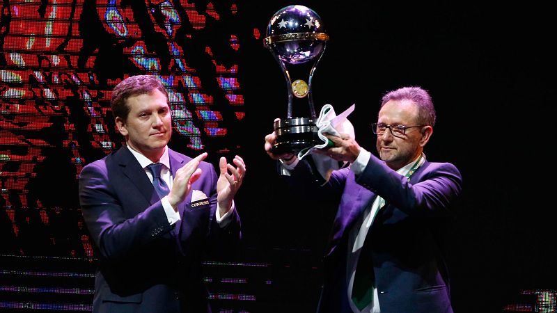 El Chapecoense recibe el trofeo de campeón de la Copa Sudamericana en una emotiva ceremonia