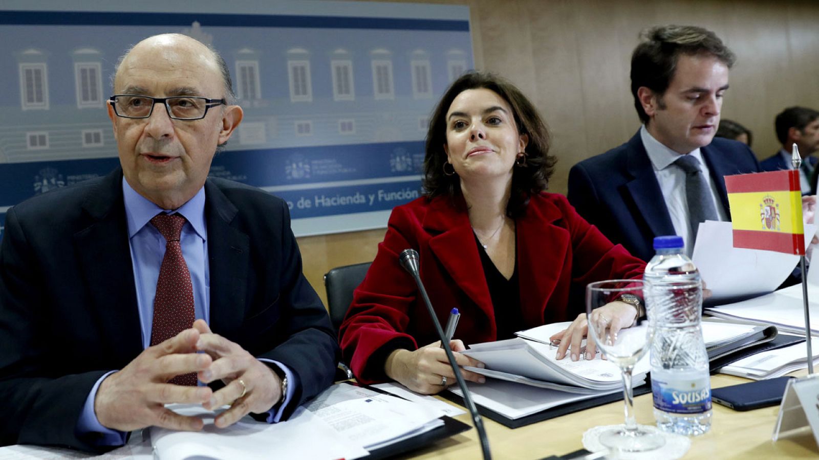 Cristóbal Montoro (i) y Soraya Sáenz de Santamaría (c) presidente el Consejo de Política Fiscal y Financiera