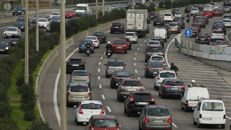 Los accidentes leves multiplican los atascos al inicio de la operación de tráfico de Navidad