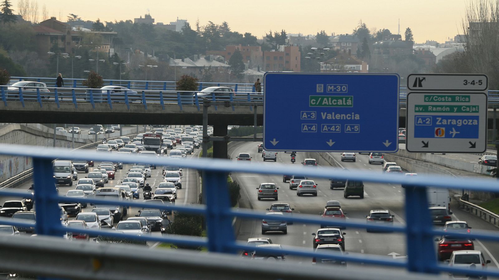 Vehículos circulan por la M-30, donde permanecen hasta media noche las restricciones por alta contaminación.