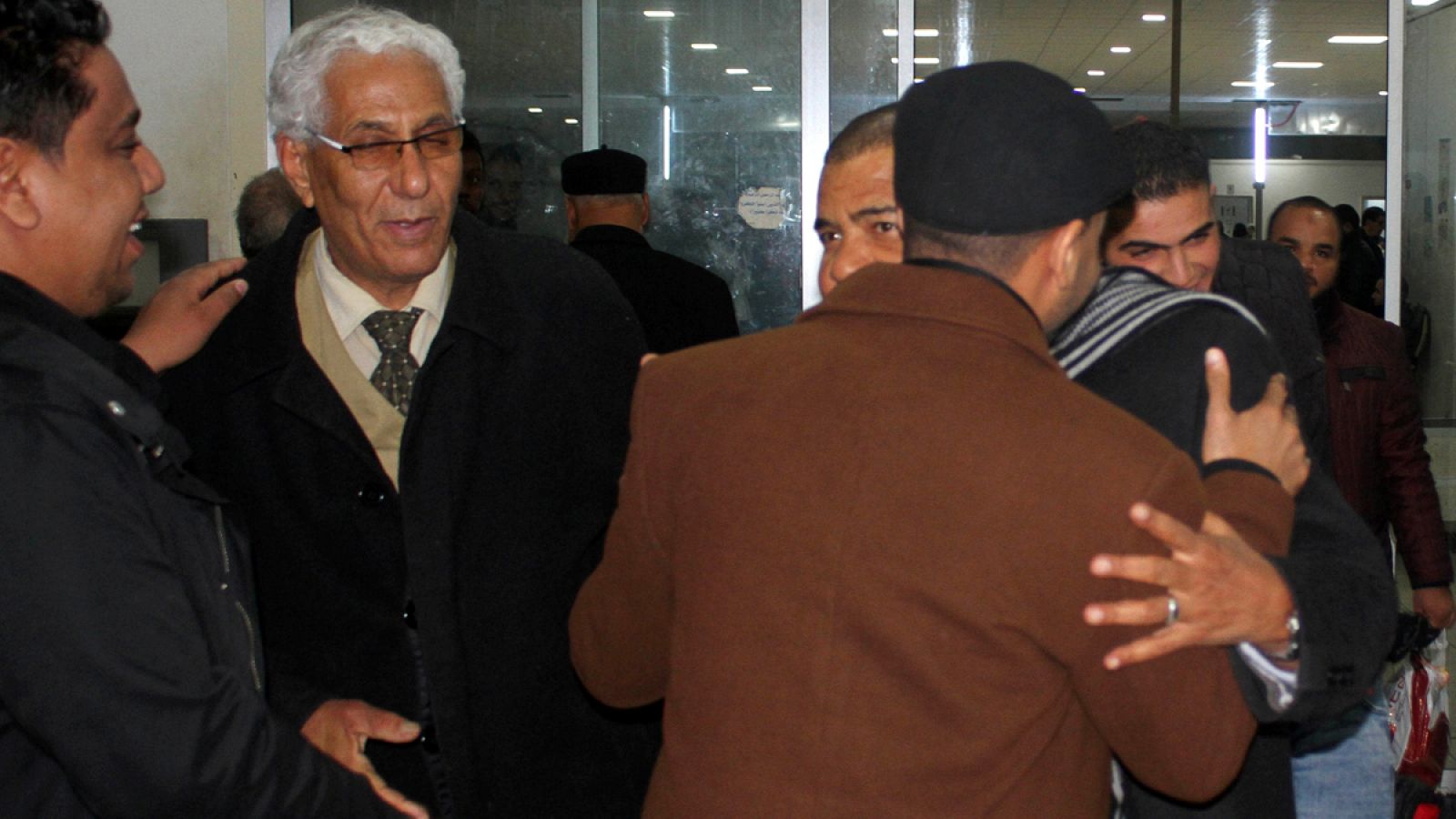 Pasajeros del aeropuerto que fue secuestrado y desviado a Malta regresan al aeropuerto de Trípoli.