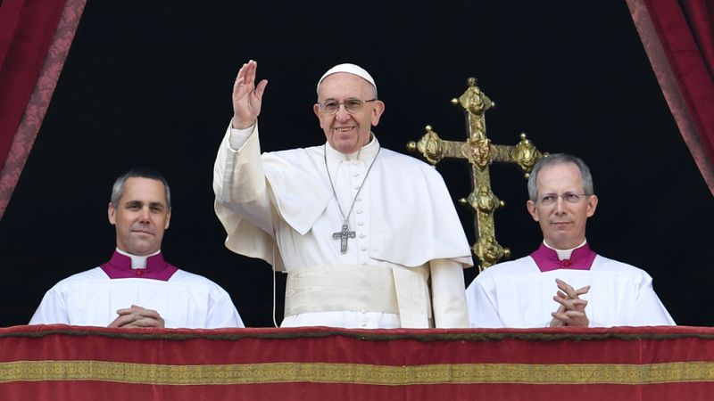 El papa condena el terrorismo y pide un alto el fuego en Siria en su bendición 'Urbi et Orbi' 