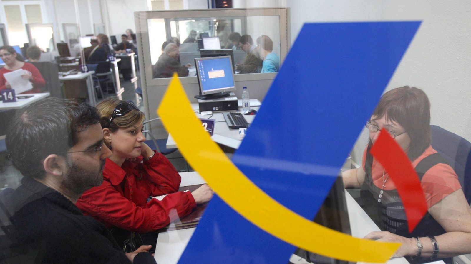 Unos contribuyentes en la Agencia Tributaria de Barcelona en una foto de archivo