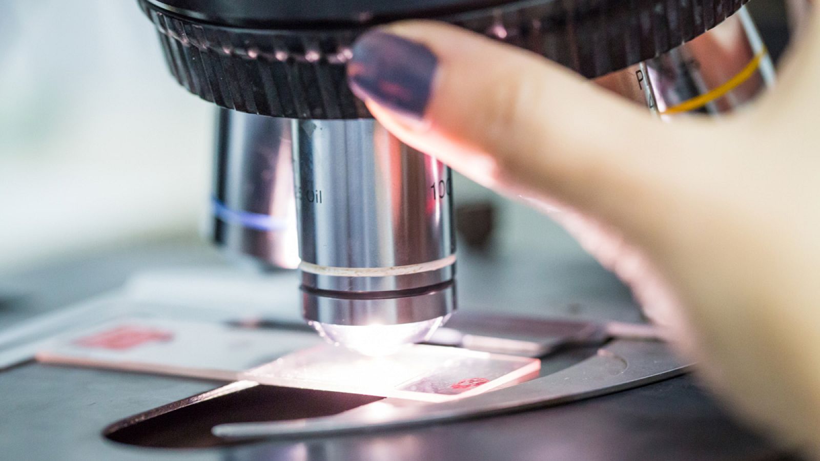 La clave es destruir las células dañinas mediante la producción de oxígeno radioactivo con ayuda de la luz.