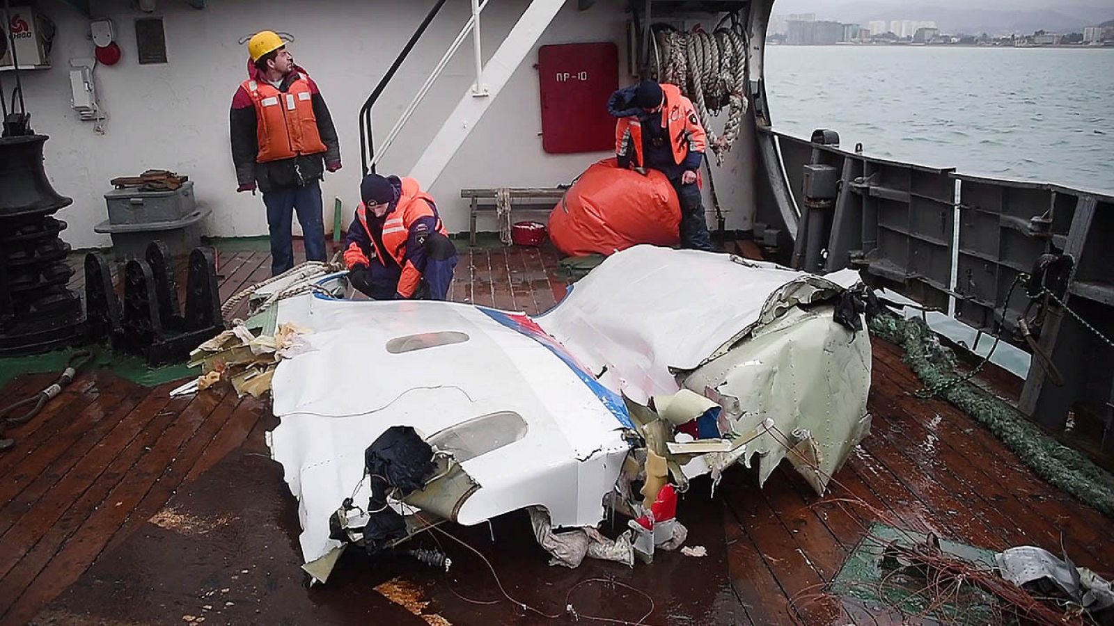 Una de las piezas del avión militar Tu-154 recuperada del agua en el Mar Negro