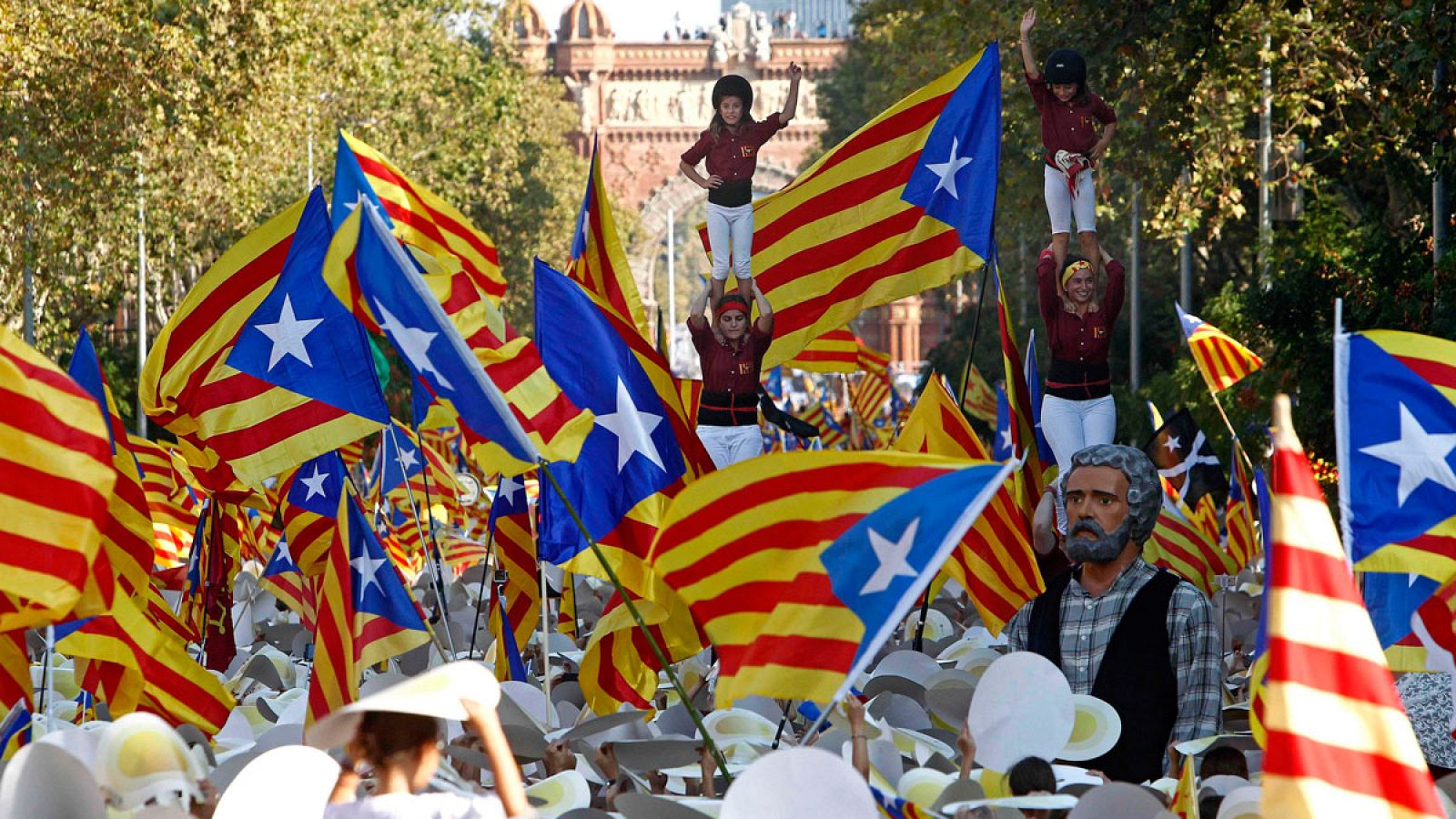 Formación de un castell durante la manifetación de la Diada de 2016