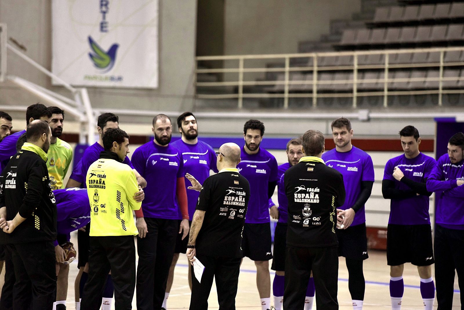 El entrenador de la selección nacional de balonmano, Jordi Ribera (de espaldas-c), conversa con los jugadores durante un entrenamiento.