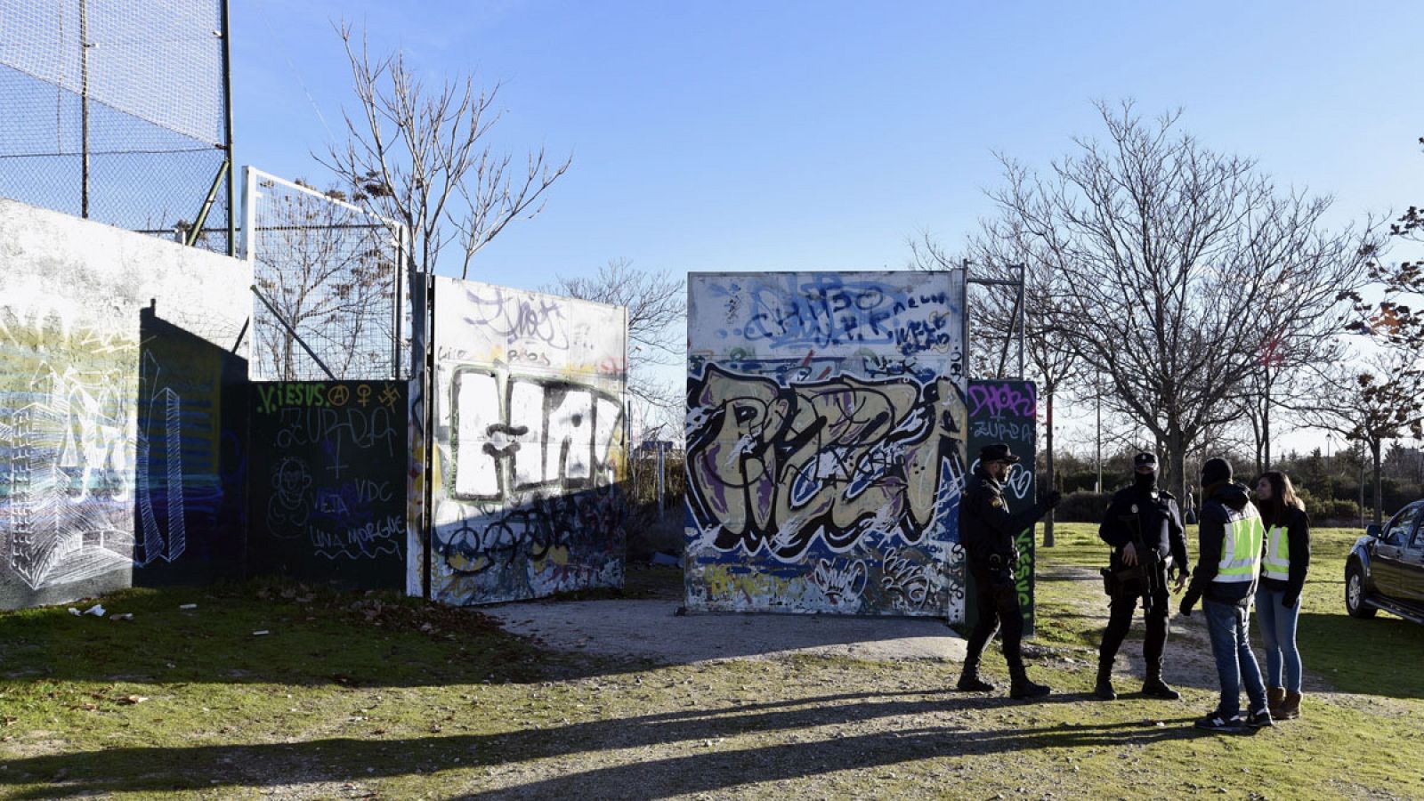 Agentes de la Policía Nacional en las inmediaciones de la cabaña en el barrio de Vallecas que empleaban los dos jóvenes detenidos en Madrid