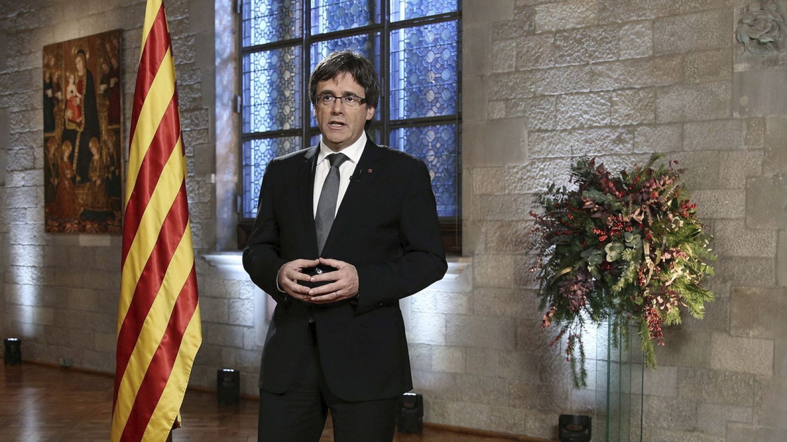 Fotografía facilitada por la Generalitat de Cataluña de su presidente, Carles Puigdemont, durante el mensaje institucional a los ciudadanos con motivo del Fin de Año