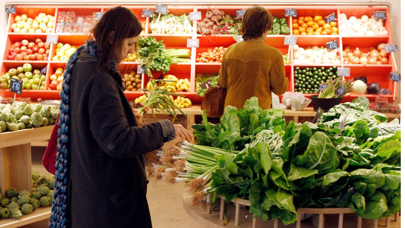 Clientes realizando sus compras en un supermercado del centro de Valencia