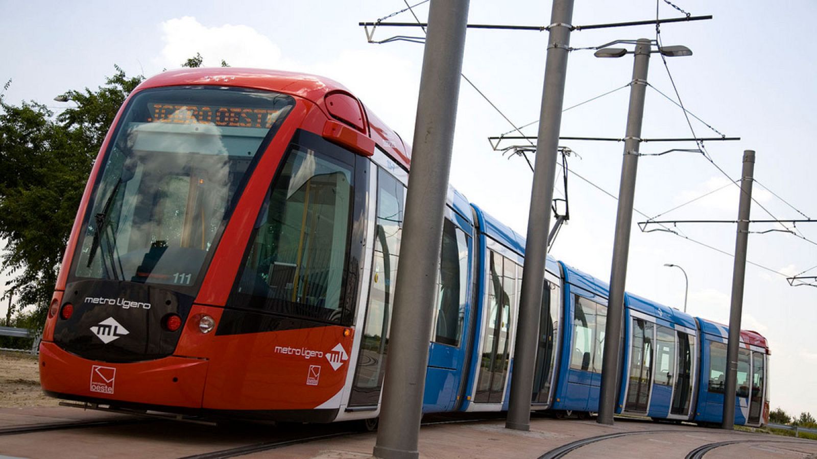 Un tren de Metro Ligero Oeste de la Comunidad de Madrid recorriendo su ruta habitual