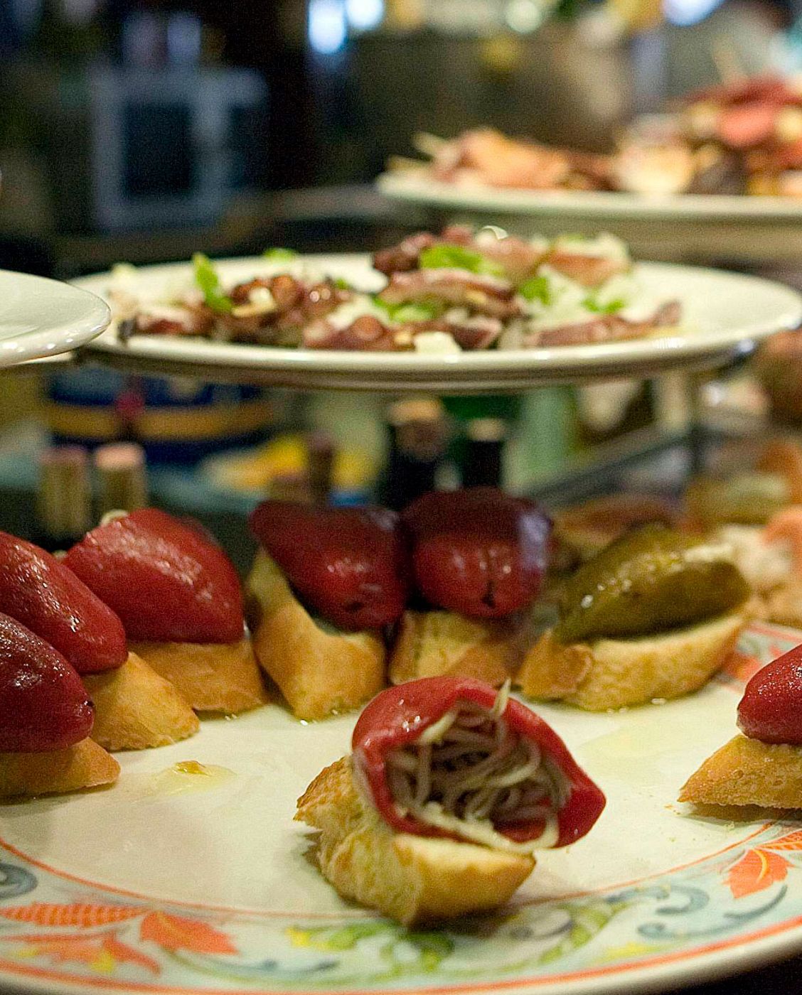 Pinchos de comida en un bar