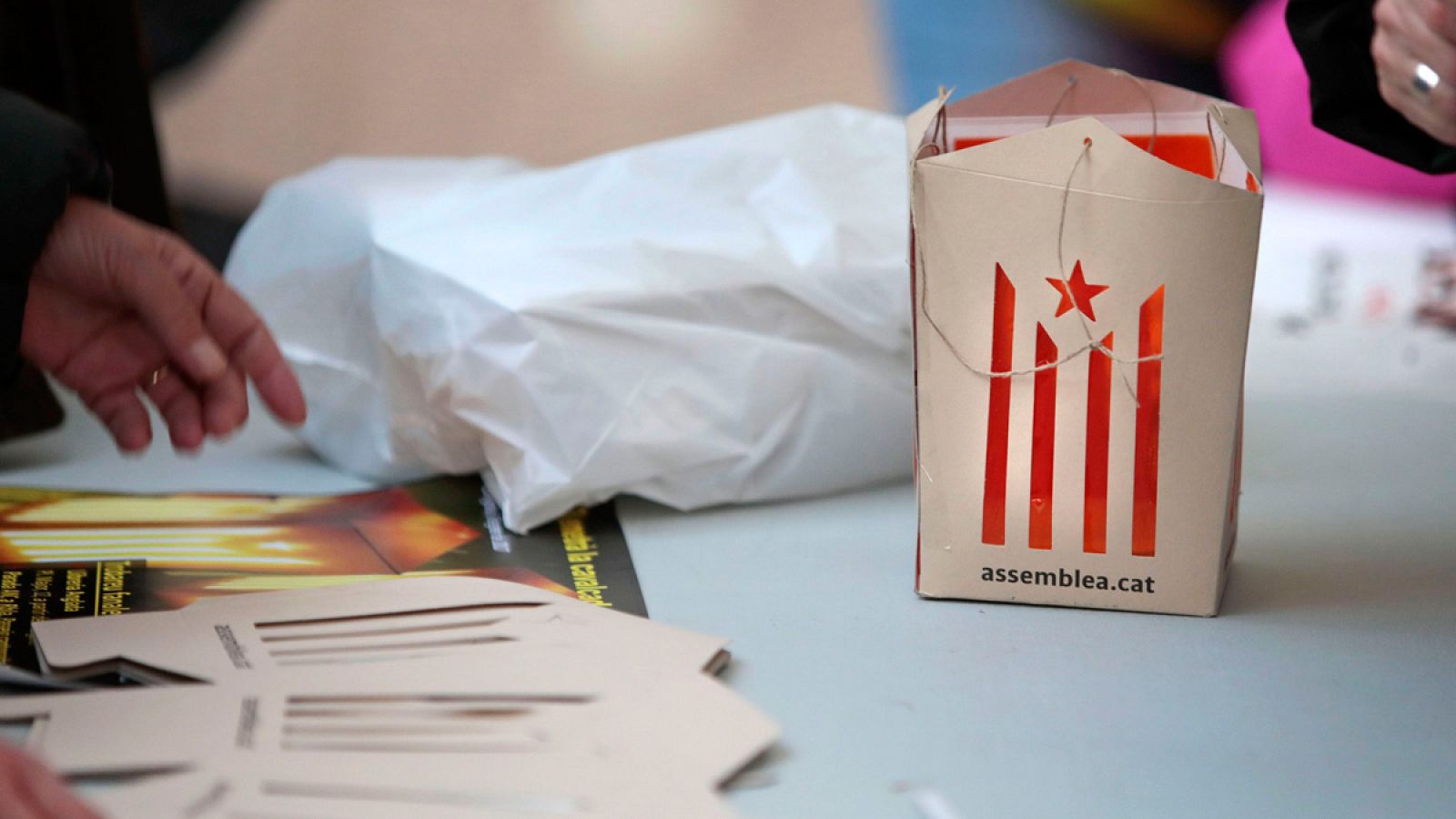 Puesto de venta de farolillos con la estelada instalado en Vic