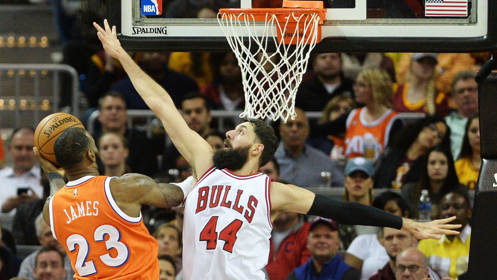 Mirotic ayuda al triunfo de los Bulls ante James