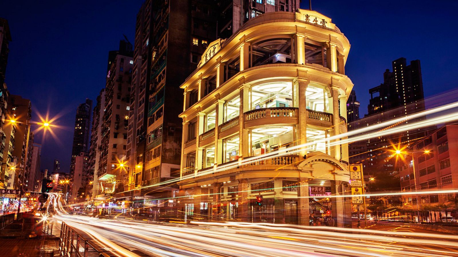 Tráfico y luces en una ciudad