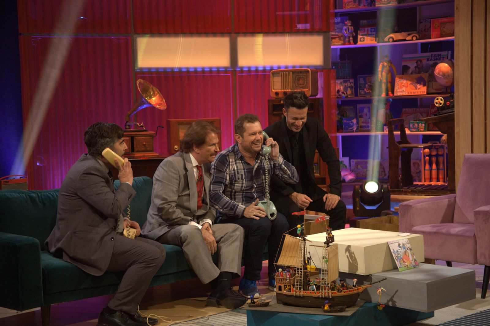 El Monaguillo y Bigote Arrocet se divierten en el plató de 'Espinete no existe' junto a Eduardo Aldán