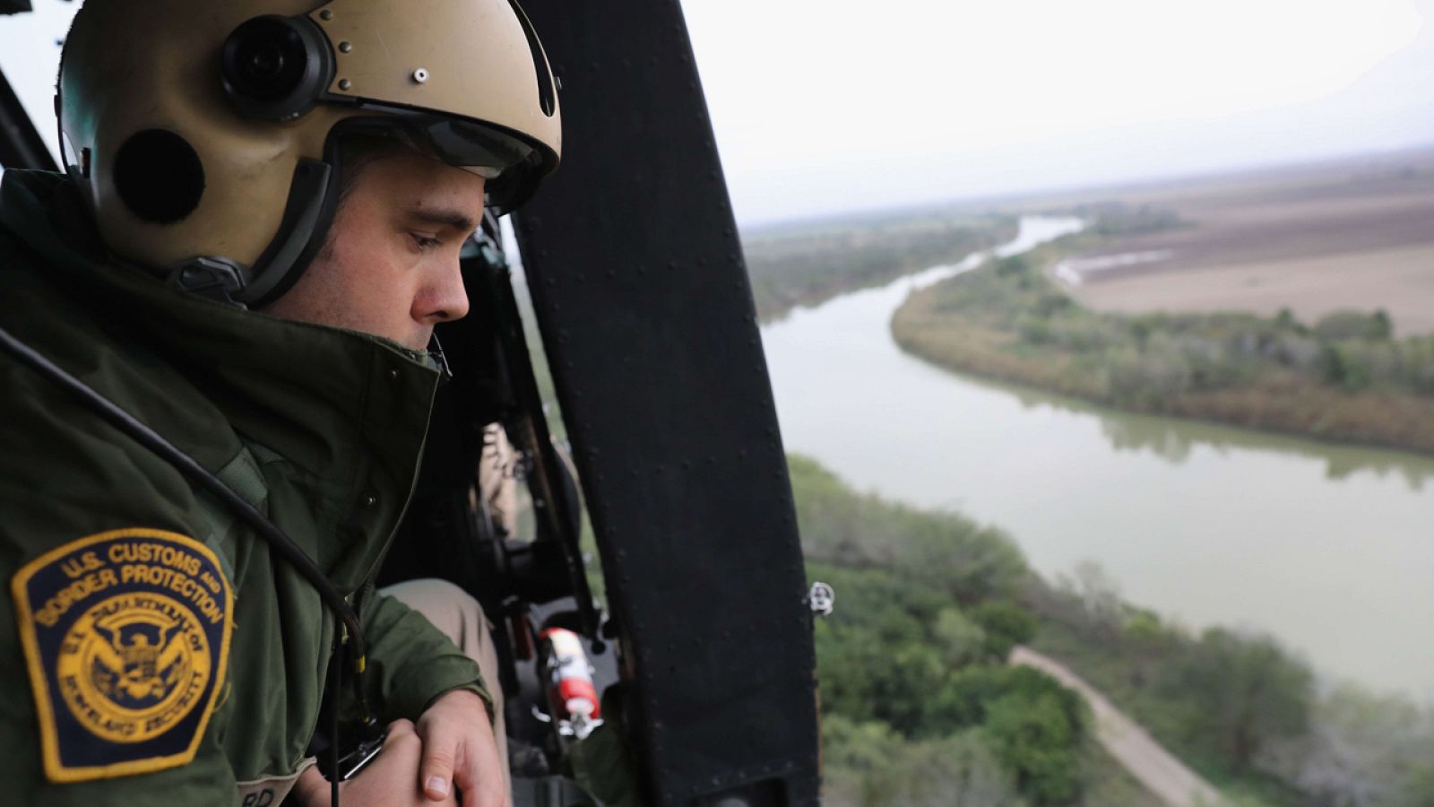 Policías fronterizos vigilan el paso de inmigrantes ilegales en la frontera con México en Texas