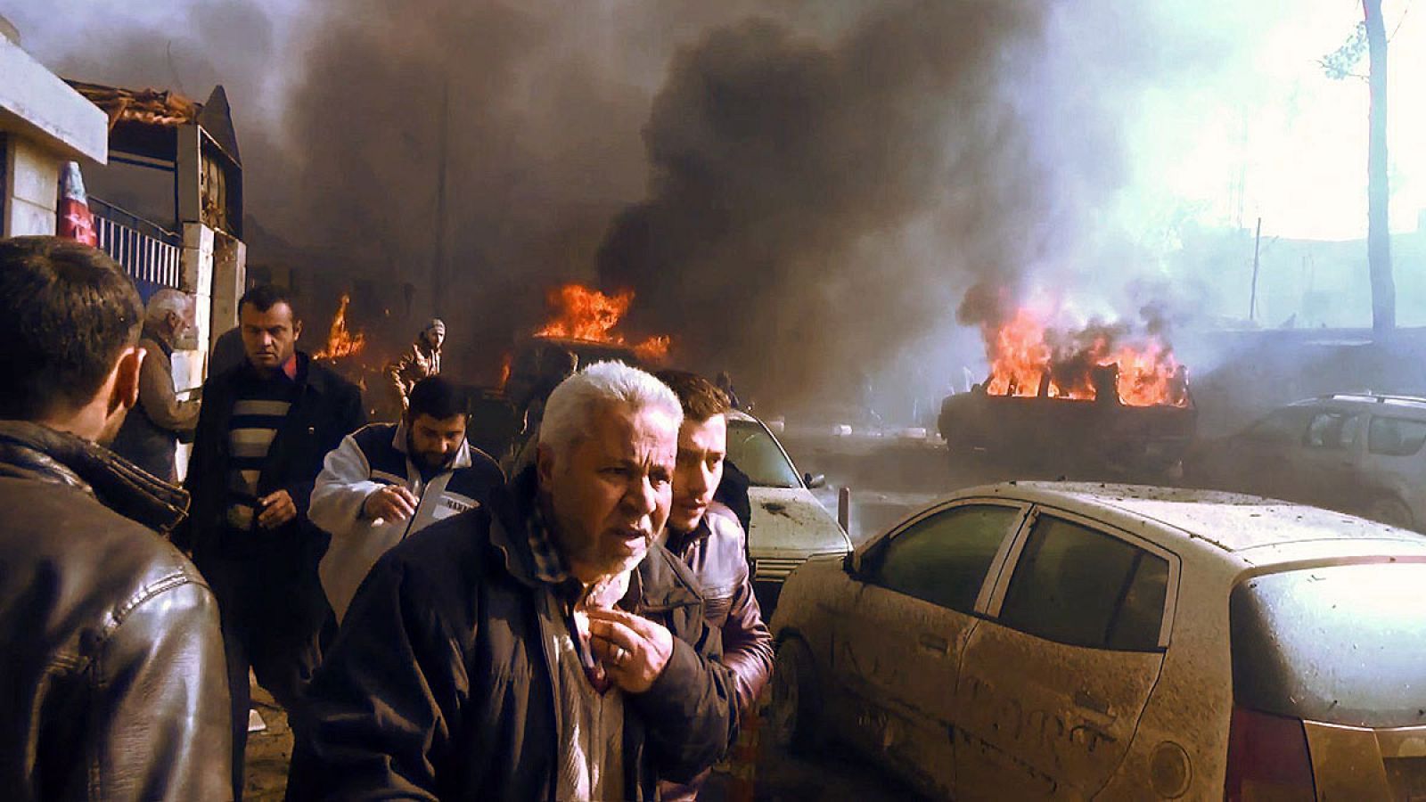 Lugar del atentado con coche bomba en Azaz, al norte de Siria