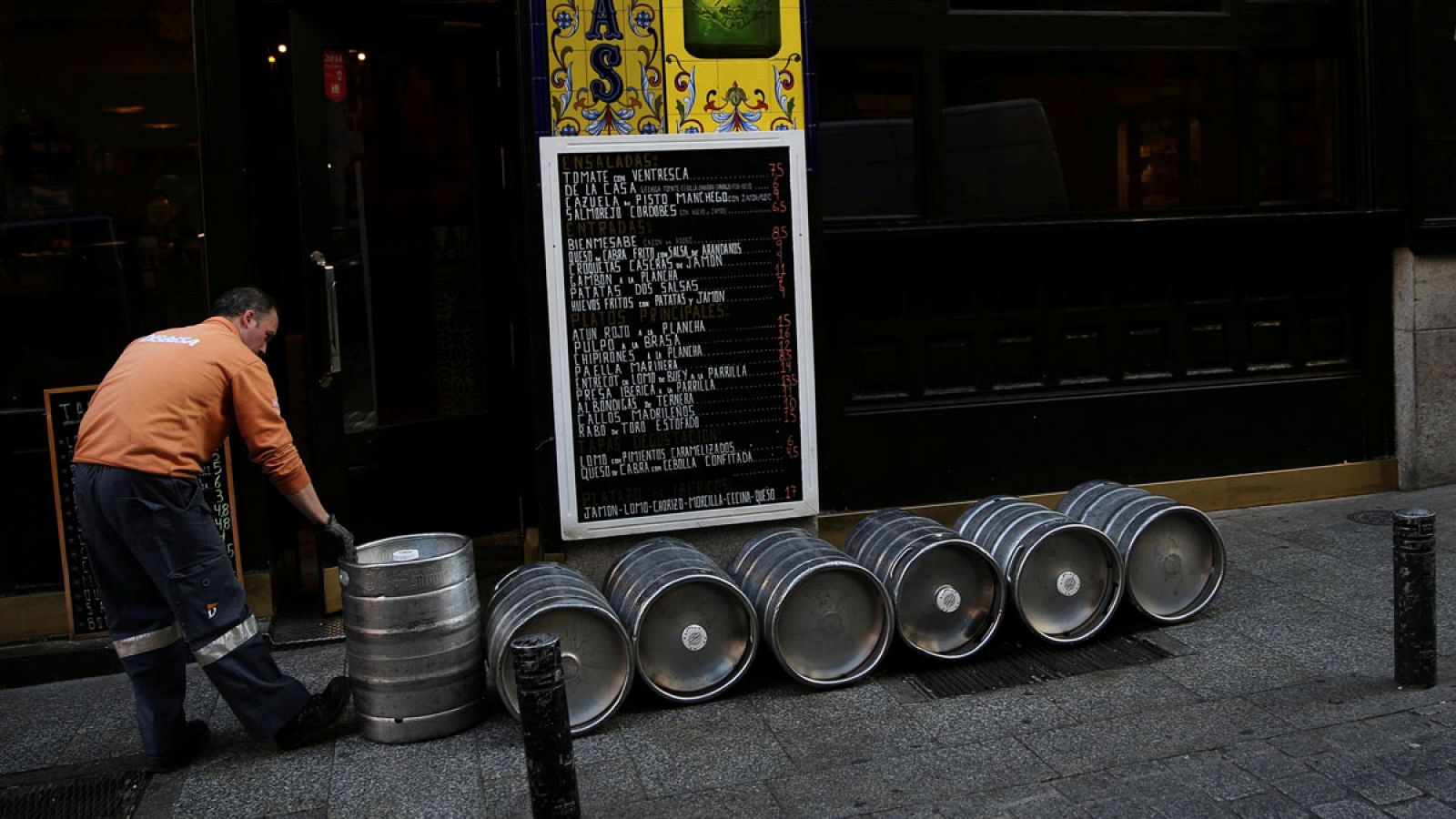 Un repartidor frente a un bar de Madrid