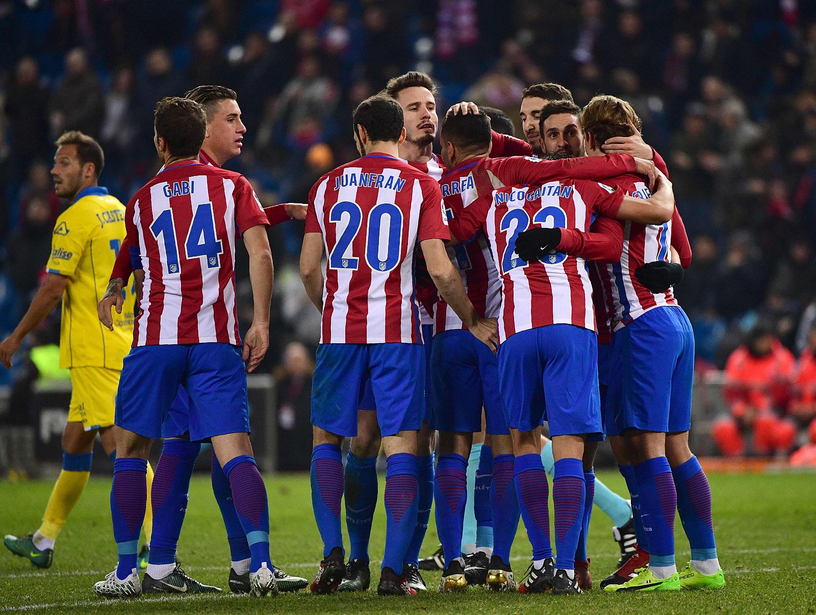 Ángel Correa y Antoine Griezmann celebran el gol del argentino ante Las Palmas.