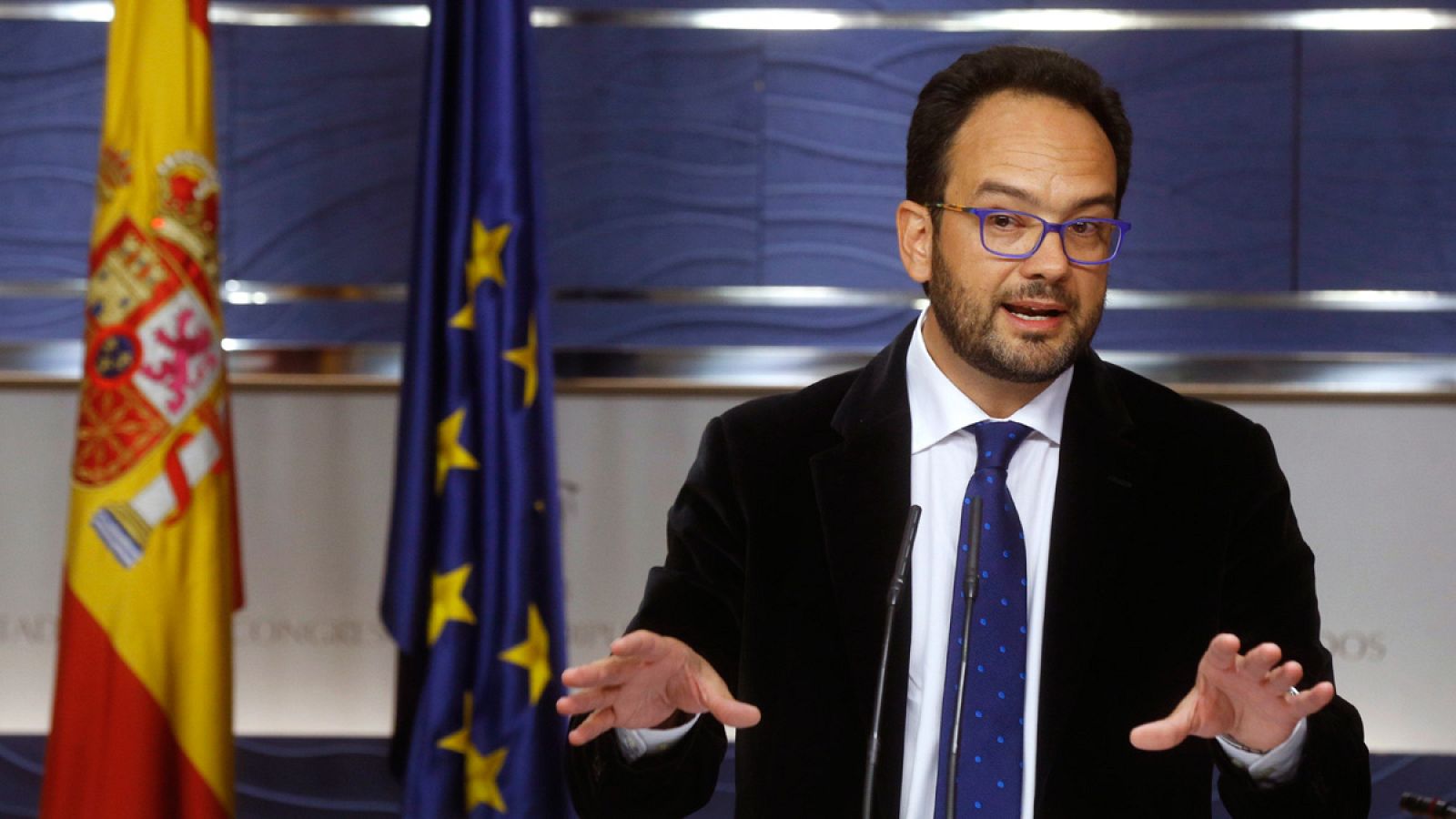 El portavoz parlamentario del PSOE, Antonio Hernando, en rueda de prensa en el Congreso.