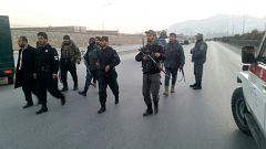 Un doble atentado frente al Parlamento afgano en Kabul mata al menos a 33 personas