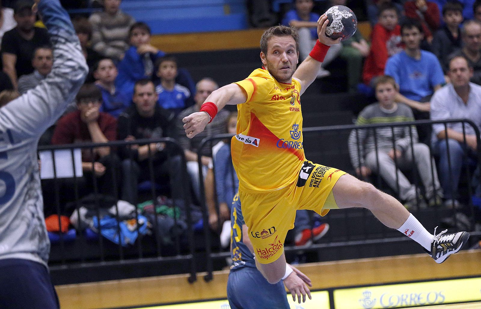 Imagen del jugador de España Víctor Tomás durante un partido de preparación del Europeo.