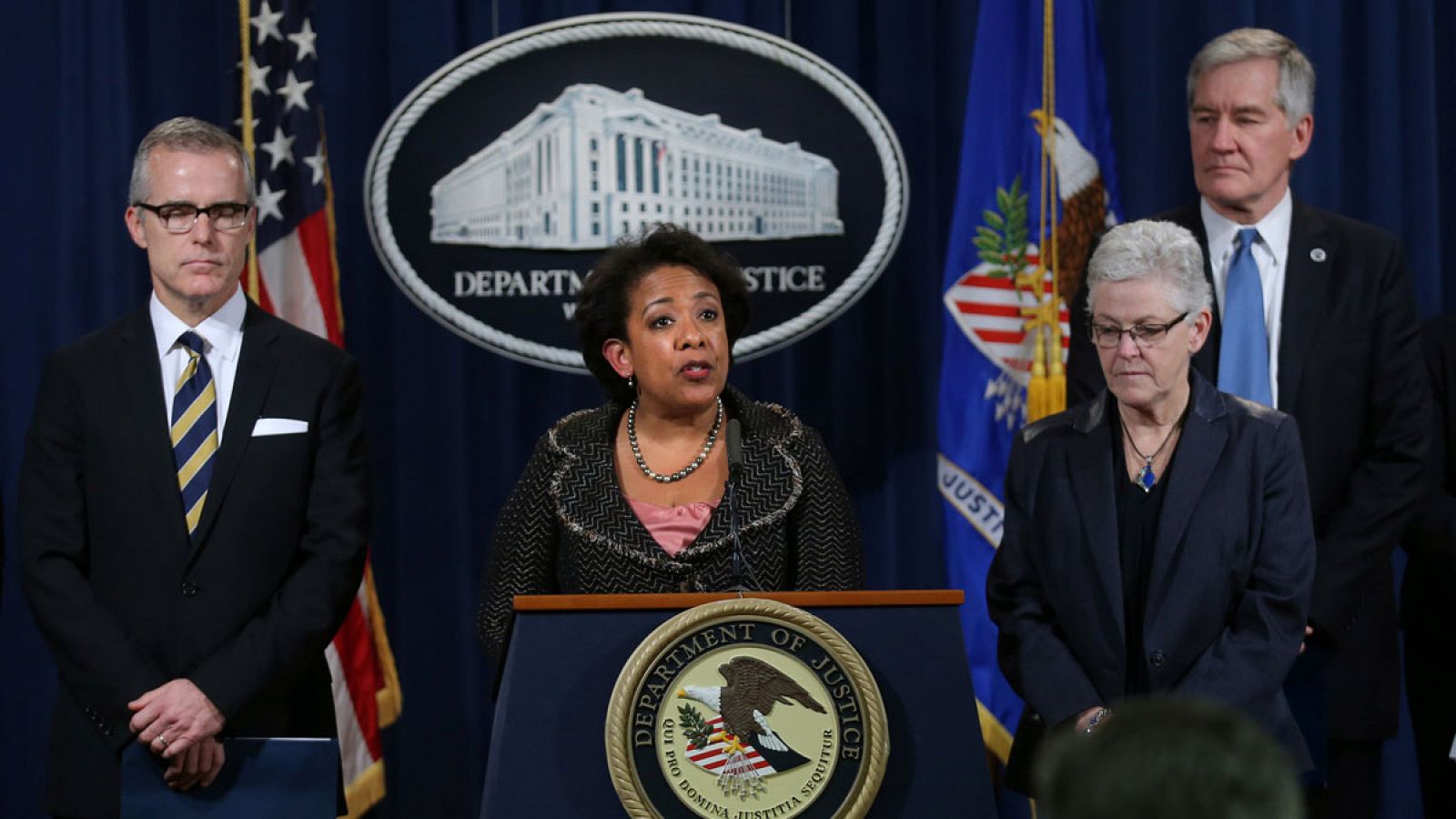 La fiscal general de los Estados Unidos, Loretta Lynch, durante la reuda de prensa sobre la multa a Volkswagen por la manipulación de motores