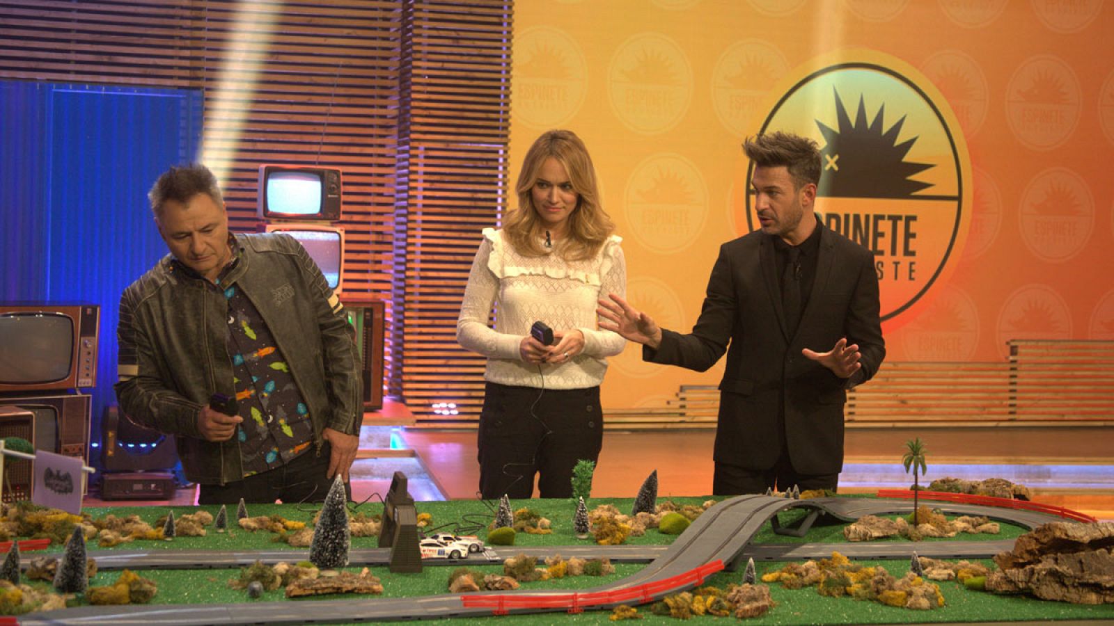 Patricia Conde y Chimo Bayo juegan al Scalextric en el plató de 'Espinete no existe'