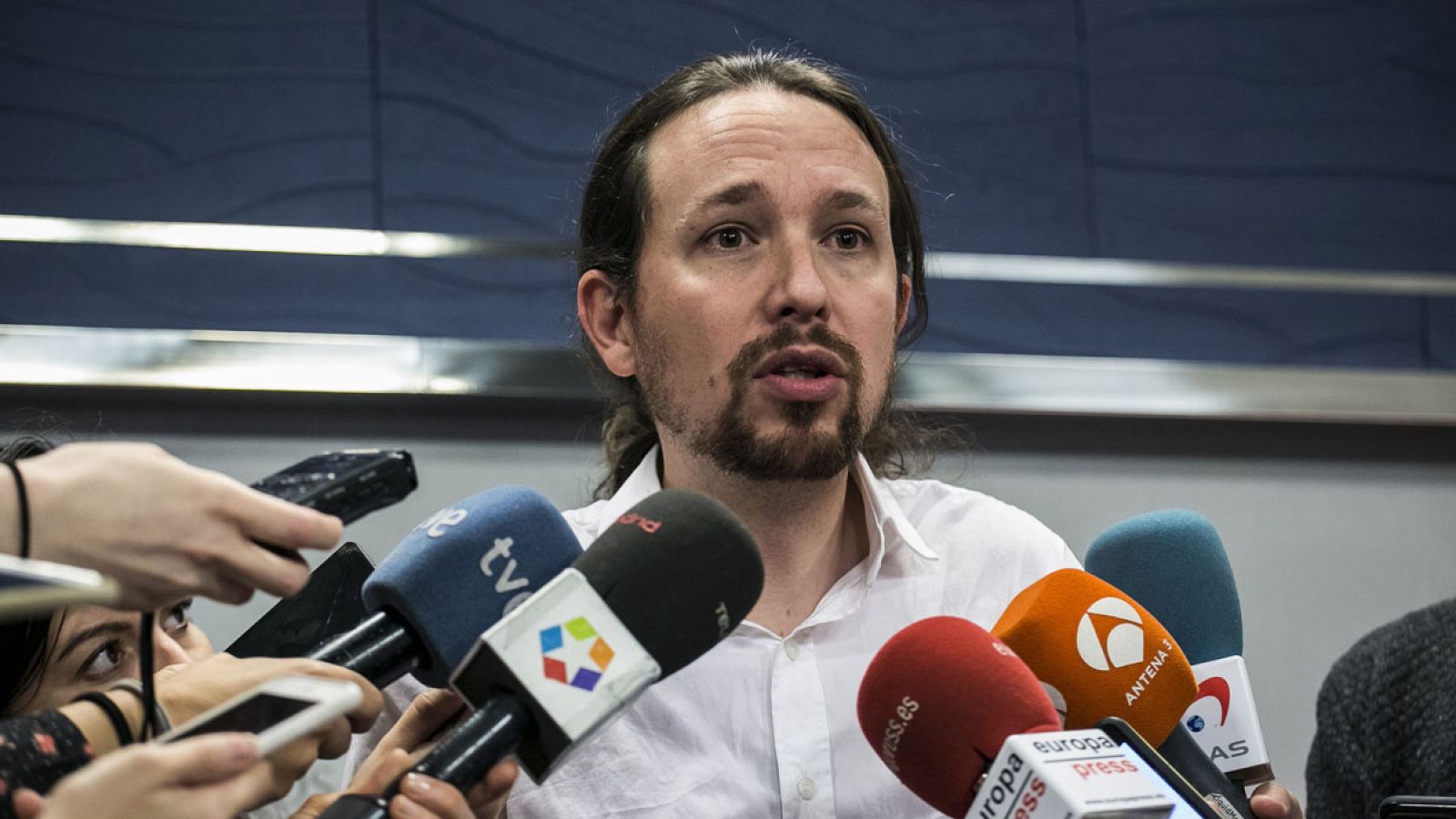 El líder de Podemos, Pablo Iglesias, en declaraciones a los medios este viernes desde el Congreso de los Diputados