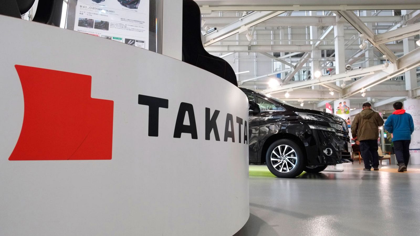 Logo del fabricante Takata en un salón de Tokyo