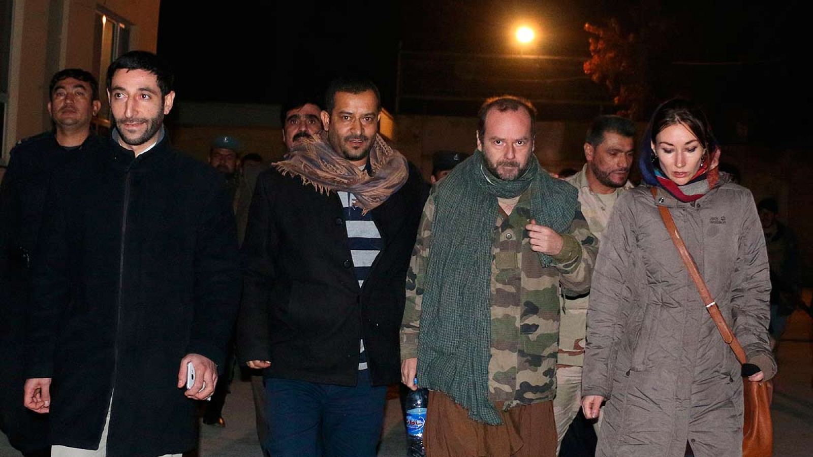 El cooperante de Cruz Roja en Afganistán, llamado Juan Carlos, es escoltado por fuerzas de seguridad afganas tras su liberación.