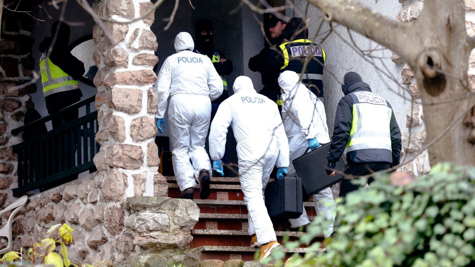 La Policía Nacional registra el domicilio del presunto captador de combatientes para Daesh detenido este lunes en San Sebastián