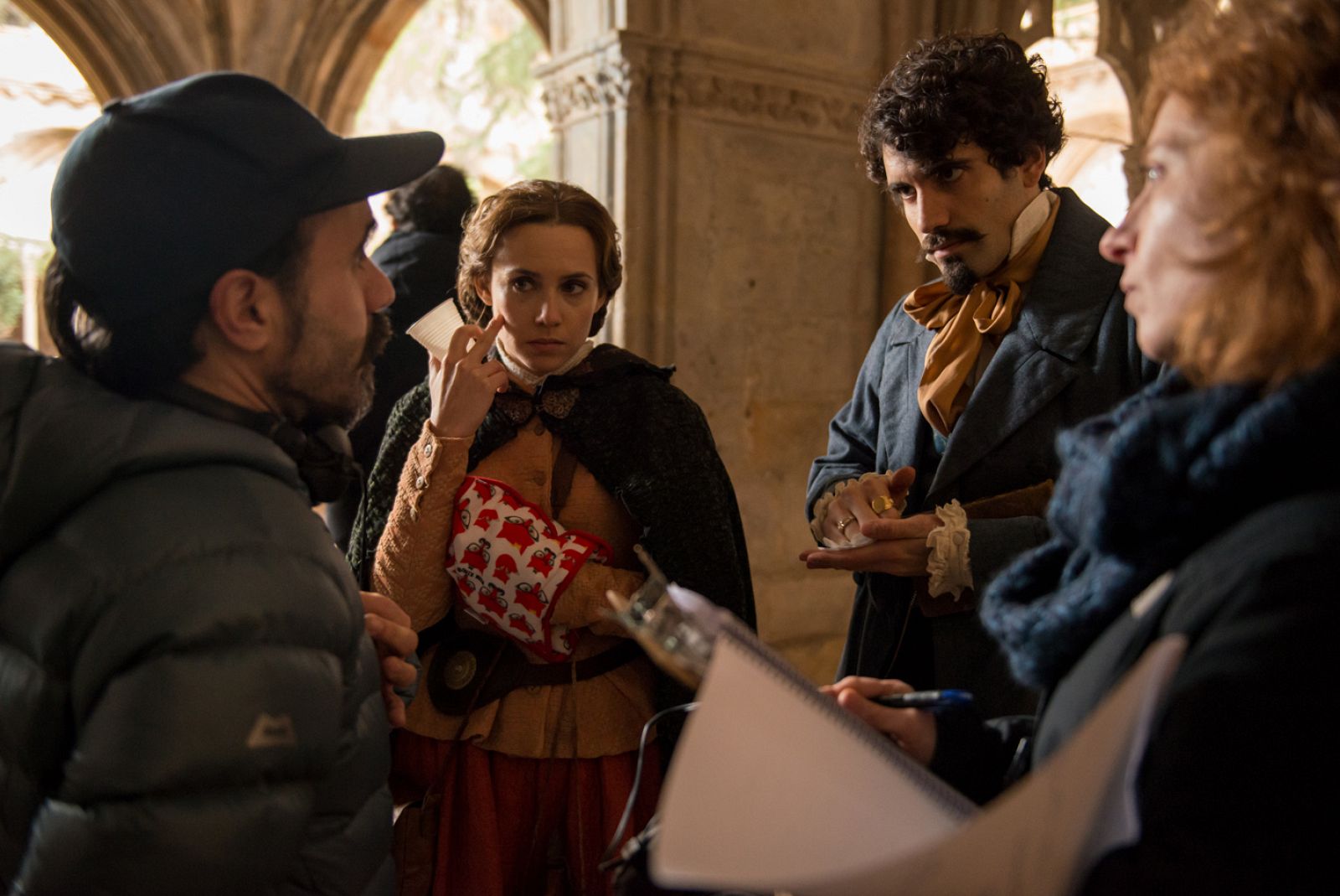 Tamar Novas como Gustavo Adolfo Bécquer, con Aura Garrido y el director Koldo Serra, en 'El Ministerio del Tiempo'