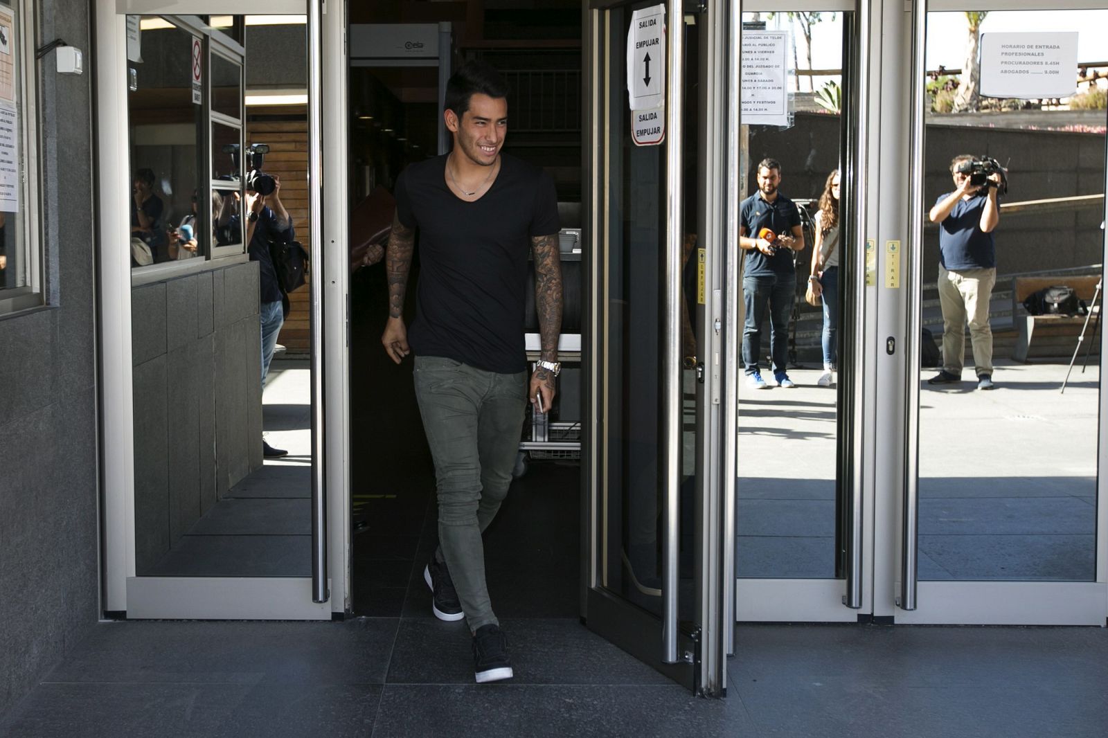 Imagen del delantero argentino de la UD Las Palmas Sergio Araujo a su salida del Juzgado de Instrucción número 2 de Telde (Gran Canaria).