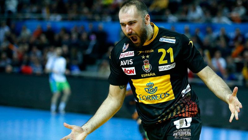 España fulmina a Eslovenia y pasa como primera de grupo