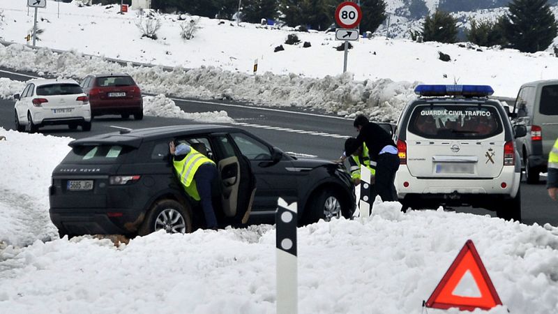 El temporal de nieve corta vías, suspende trenes y deja sin luz a miles de abonados 