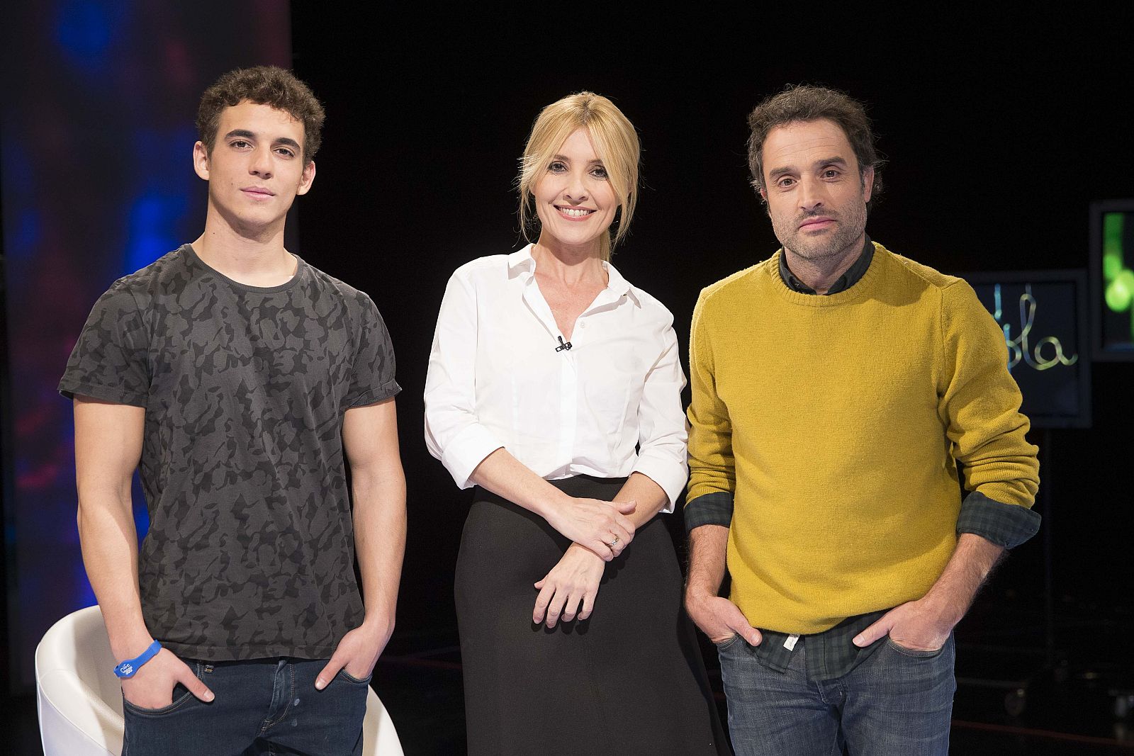 Cayetana Guillén Cuervo, junto al protagonista y el director de 'A cambio de nada'