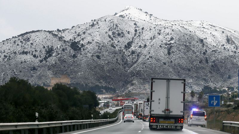 Los atrapados en la A-3 por las intensas nevadas, divididos entre las críticas y la comprensión 