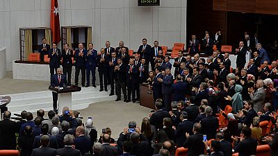El Parlamento turco aprueba someter a refer�ndum el cambio constitucional que otorga m�s poder a Erdogan