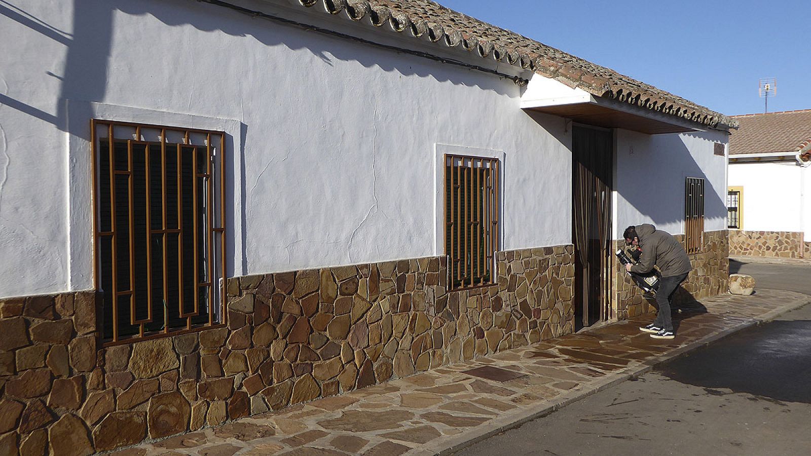Un cámara toma imágenes del exterior de la vivienda de Corral de Calatrava en la que han muerto los ancianos
