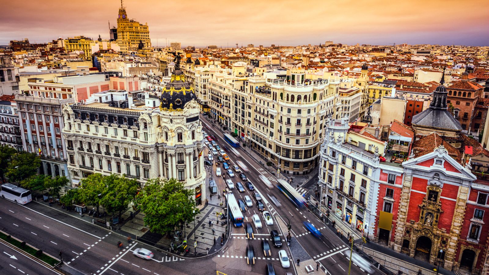 Vehículos circulando por la Gran Vía en Madrid