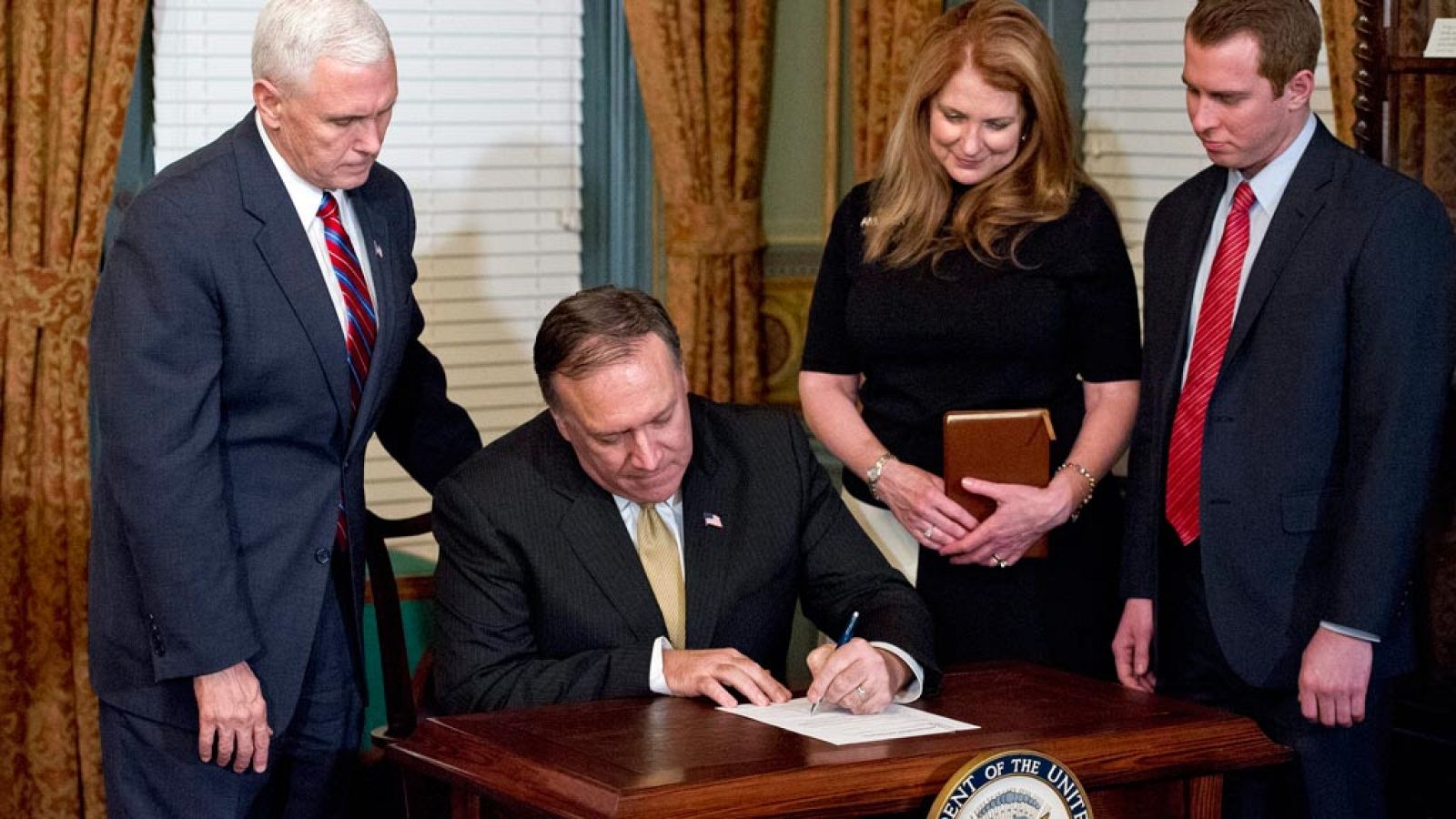Mike Pompeo firma la declaración jurada de nombramiento como Director de la Agencia Central de Inteligencia (CIA)