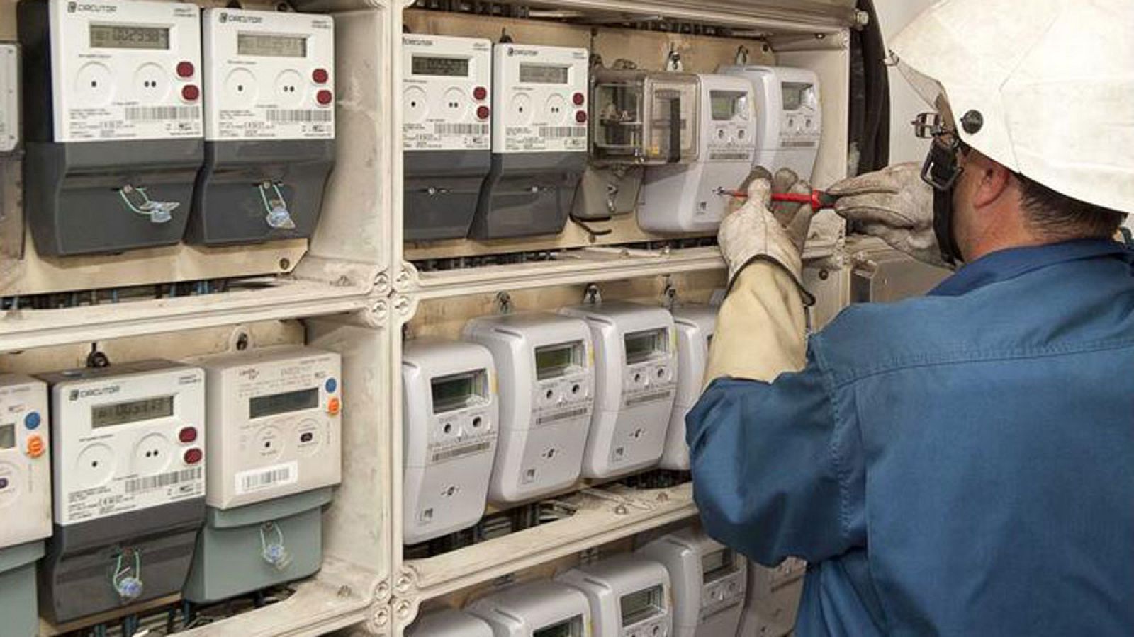 Un técnico instala los nuevos contadores inteligentes para medir el consumo de electricidad