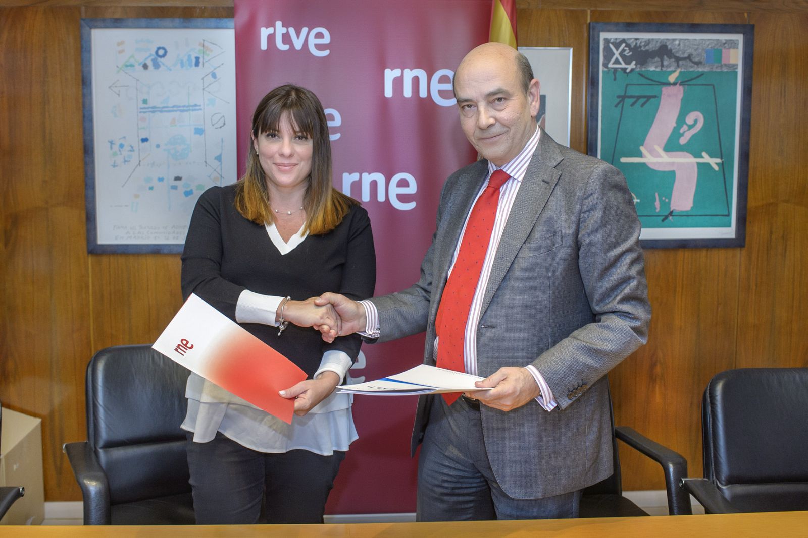 La directora ejecutiva de Radio Nacional de Argentina, Ana Patricia Gerschenson y el director de RNE, Alfonso Nasarre durante la firma del acuerdo